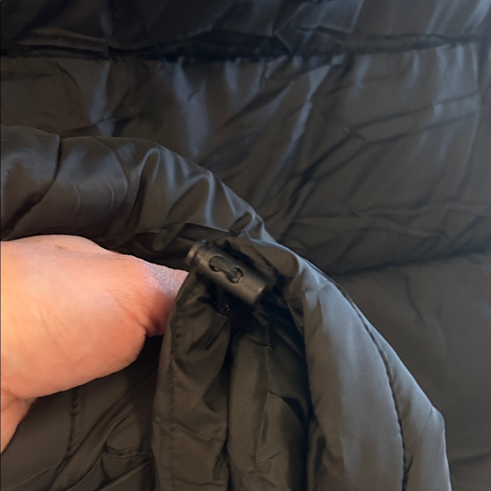 Elegant Black Puffer Jacket - Picture 6 of 6